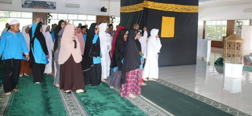 LATIHAN—Calon jamaah haji  Kabupaten Sijunjung saat latihan simulasi manasik haji.