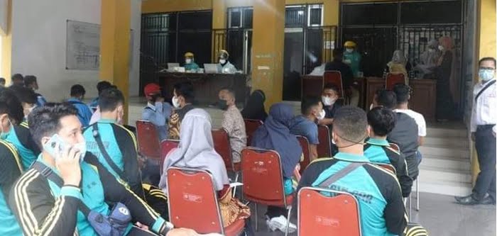 MENUNGGU—Peserta Pekan Kreativitas Mahasiswa (PKM) ke II, tingkat Perguruan Tinggi Keagamaan Islam Negeri (PTKIN) se Sumatera, menunggu genosa tes pada Sabtu (5/6).