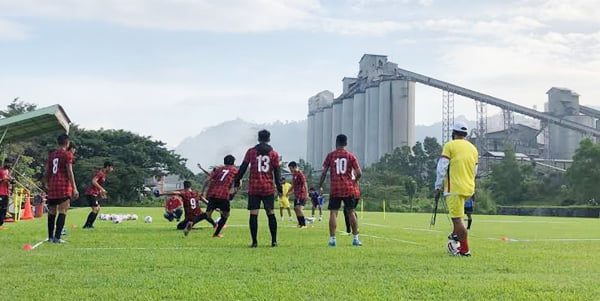 LATIHAN perdana— Para skuad Semen Padang FC saat mengikuti latihan perdana di Lapangan Mess PT Semen Padang di Indarung, Kecamatan Lubuk Kilangan.