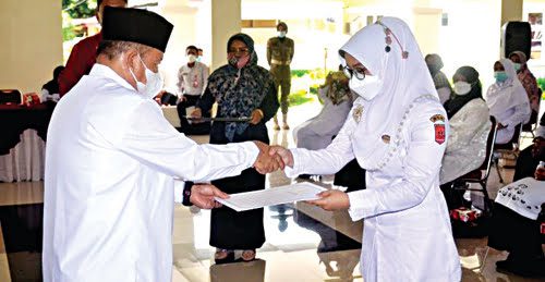 SERAHKAN SK— Bupati Agam Andri Warnab menyerahkan SK kenaikan pangkat ratusan PNS di lingkungan Pemkab Agam.