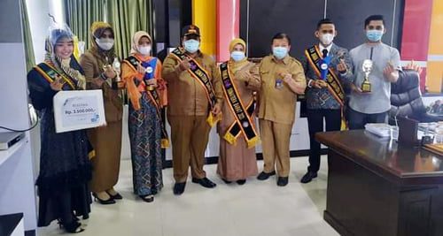 TERIMA PENGHARGAAN—Bupati Padangpariaman Suhatri Bur dan Ny Yusrita Suhatri Bur serta Kadis PPKB  bersama Duta Genre saat terima penghargaan.