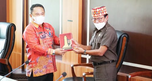 cendera mata— Sekdako Bukittinggi, Yuen Karnova memberikan cendera mata kepada Setdakab Lampung Barat Akmal Abdul Nasir, di ruang rapat utama Balaikota Bukittinggi, Selasa (15/6) lalu.