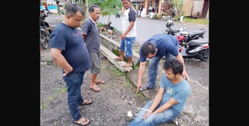 PENGEDAR SABU— Pelaku DF ditangkap jajaran Satresnarkoba Polres Agam dengan barang bukti satu paket sabu.
