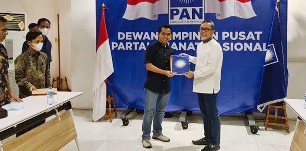 Ketua DPD PAN Pessel, Generasi Milenial Berpeluang Gabung di PAN 1 SERAHKAN SK— Surat Keputusan (SK) sebagai Ketua DPP. PAN Pessel diserahkan langsung Ketua Umum DPP PAN Zulkifli Hasan di Kantor DPP PAN Jakarta kepada Rudi Hariyansyah.