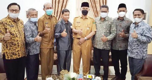 Filial SMAN 13 Bakal Hadir di Aia Pacah, Jadi Cikal Bakal SMA 17 Padang 1 Ketua DPRD Padang Syafrial Kani dalam pertemuan dengan Gubernur Sumbar Mahyeldi Ansharullah, Wakil Ketua DPRD Padang Arnedi, Yarmen ( PKS), Mukhlis dari Fraksi Demokrat, Andi Wijaya dari Fraksi PKS, Kabid SMA Dinas Pendidikan Sumbar Suryanto, Kepala Dinas Pendidikan Kota Padang Habibul Fuadi serta Eri Santoso dan Ketua Yayasan Pendidikan Darul Ulum Padang Alzefri.