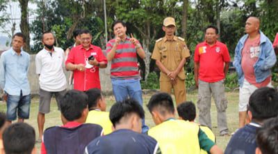 kunjungi ssb— Ketua DPD LPM Padang Irwan Basir Dt Rj Alam bersama Anggota DPRD Padang Zulhardi Z Latif didamping Lurah Kuranji, Kasma Efendi tinjau SSB Putra Kuranji latihan.