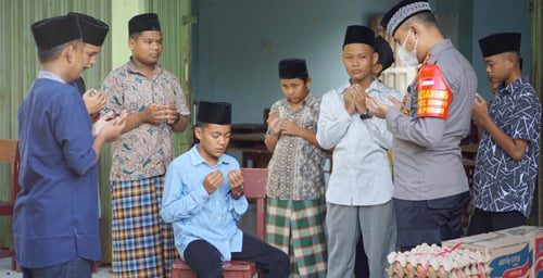 TALI ASIH— Kapolres Sijunjung AKBP Andry Kurniawan memberikan tali asih kepada santri Pondok Pesantren Tabek Basuang, Muaro Sijunjung.