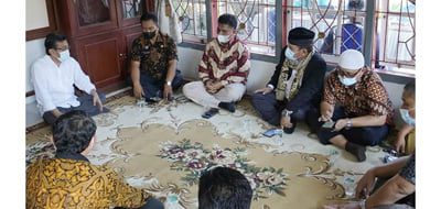 KUNJUNGAN—Tenaga Ahli Menteri Kesehatan Dr. dr. Andani Eka Putra, M.Sc ketika mengunjungi Rumah Isolasi Kelurahan Ganting Kota Padangpanjang.