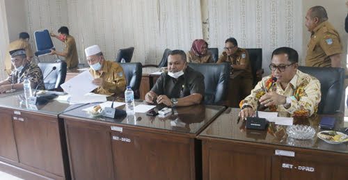 Bupati Pasbar, Hamsuardi, wakil ketua DPRD Pasbar, Endra Yama Putra, Ketua Komisi I Rosdi, duduk bersama saat mengelar Hearing tentang THL.