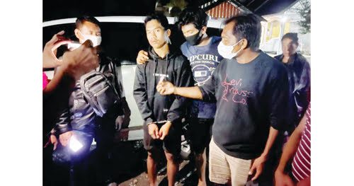 BAWA SABU— Tim Satres Narkoba Polres Pasbar saat mengamankan pemuda 18 tahun yang terlibat penyalahgunaan narkoba Jenis sabu di Kinali, Pasbar.