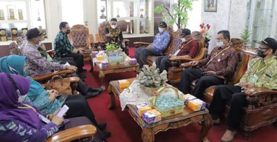 PENILAIAN—Tim rombongan penilaian Kelurahan Berprestasi ketika bertemu dengan Wakil Wali Kota Solok Ramadhani Kirana Putra.