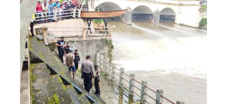 MAYAT BAYI— Polisi melakukan olah TKP penemuan mayat bayi di bawah Jembatan Ratapan Ibu, Payakumbuh. Setelah itu, jasad bayi dievakuasi ke RS Adnaan WD.