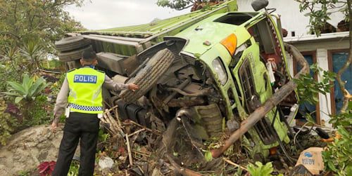 Dump Truk Rem Blong Tabrak 2 Rumah, Kernet Luka Berat, di Daerah Jorong Pasa Usang, Nagari Koto Gadang Guguak, Kabupaten Solok 1 TRUK Seruduk rumah—Polisi melakukan olah TKP kecelakaan dump truk yang menabrak dua rumah di Jorong Pasar Usang, Kecamatan Gunung Talang, Kabupaten Solok.
