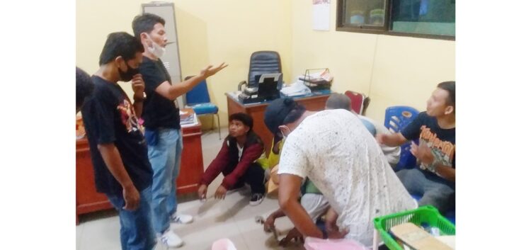 PELAKU PUNGLI— 7 orang diduga melakukan pungutan liar di kawasan Objek Wisata Carocok Painan yang diamankan anggota Opsnal Sat Reskrim Polres Pessel pada Sabtu (26/6), dibawa ke Mapolres Pesisir Selatan untuk dilakukan pembinaan.