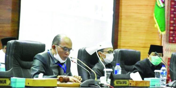 Rapat Paripurna DPRD Sumbar, Pemprov Sampaikan Tiga Nota Pengantar Ranperda 1 rapat paripurna--Ketua DPRD Sumbar Supardi memimpin rapat paripurna penyampaikan nota pengantar tiga rancangan peraturan daerah.