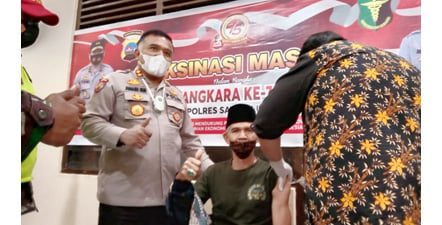 Meriahkan HUT Bhayangkara ke 75, Polres Sawahlunto Gelar Vaksinasi Sinovac Massal 1 VAKSIN MASSAL--Sambut HUT Bhayangkara ke 75, Kapolres AKBP Junaidi Nur SIK meninjau langsung pelaksanaan vaksinasi massal.