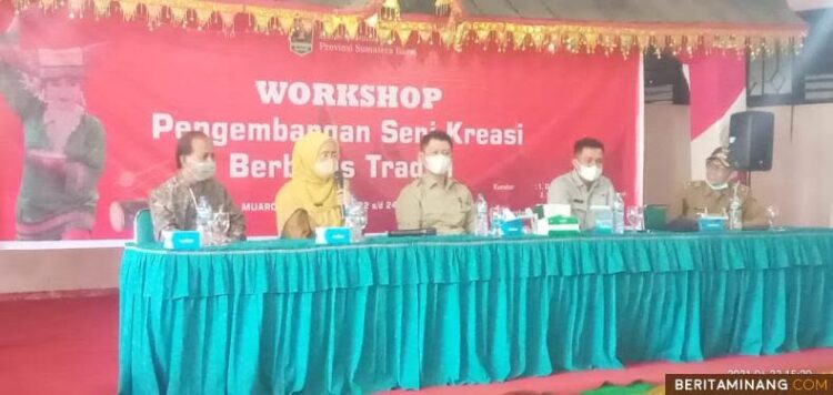 WORKSHOP— Kadisbud Sumbar Gemala Ranti membuka Workshop Pengembangan Seni Kreasi Berbasis Tradisi di aula SMKN 1 Solsel.