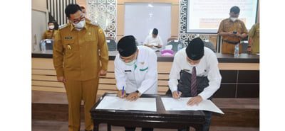 TANDA TANGANI SERTIFIKAT—Wakil Bupati Tanah Datar Richi Aprian serahkan sertifikasi halal.