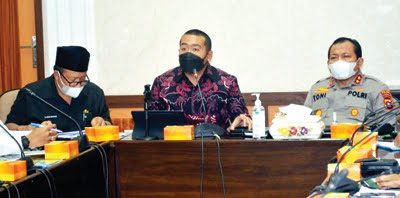 PIMPIN RAKOR— Wagub Sumbar Audy Joinaldy didampingi Bupati Agam Andri Warman memimpin rapat koordinasi program pemulihan Danau Maninjau bersama Forkopimda Sumbar.