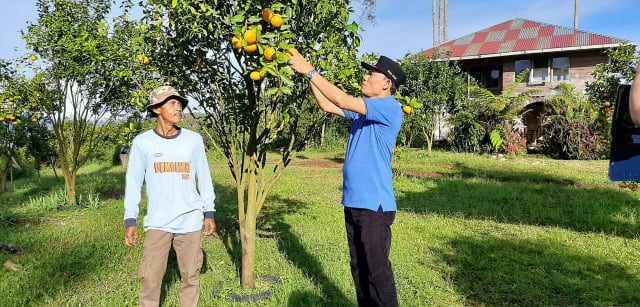 OBJEK WISATA— Wabup Pasaman Sabar AS saat mengunjungi salah satu objek wisata di Pasaman.