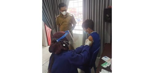 Ratusan Warga Binaan di Lapas Kelas II B Payakumbuh Disuntik 1 SUNTIK VAKSIN— Wakil Wali Kota Erwin Yunaz memantau pelaksanaan vaksinasi di Lapas Kelas II B Payakumbuh .