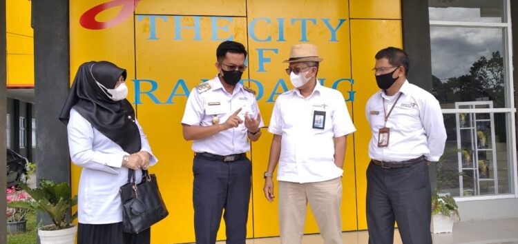 KUNJUNGI SENTRA IKM—Wawako Erwin Yunaz bersama Kadis Pariwisata Sumbar mengunjungi sentra IKM Randang .