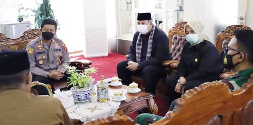 KOORDINASI—Wako Solok Zul Elfian ketika melakukan koordinasi dengan unsur Forkopimda yang terdiri dari unsur TNI dan Polri.