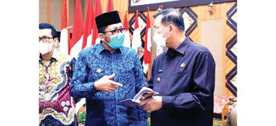 DISKUSI— Wali Kota Padang Hendri Septa berdialog dengan Wali Kota Pekanbaru Firdaus membahas persiapan Padang tuan rumah Rakernas XV Apeksi 2022.