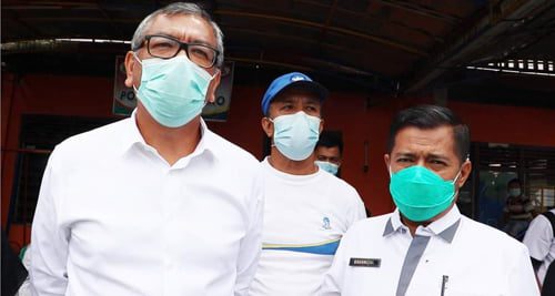 KETERANGAN PERS— Wali Kota Riza Falepi bersama Kadis Kesehatan dr. Bakhrizal usai acara.