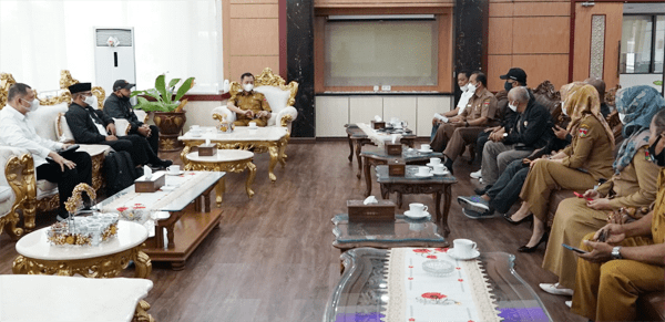 AUDIENSI—Wali Kota Bukittinggi Erman Safar menerima rombongan pengurus KONI Bukittinggi yang dipimpin Dhipa Arkendi untuk beraudiensi.