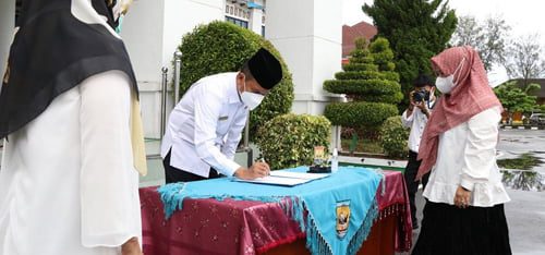 TANDA TANGAN— Wali Kota Pariaman H Genius Umar tandatangani berkas pelantikan 13 orang pejabat eselon IV.