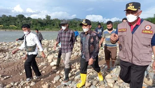 TINJAU— Gubernur bersama Wakil Bupati Rudi Hariansyah meninjau langsung bagian hulu sungai, lokasi  tebing sungai yang jebol akibat banjir dan SMKN1 Rahul Tapan.