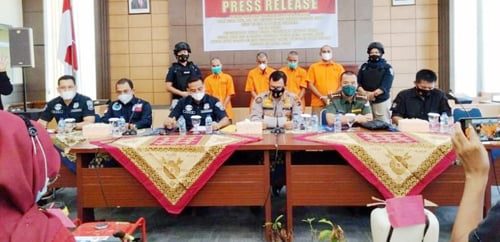 PERLIHATKAN BUKTI— Dirreskrimsus Polda Sumbar Kombes Pol Joko Sadono bersama Kabid Humas Kombes Pol Satake Bayu dan Kabid Wilayah II TNKS Sumbar Ahmad Darwis memperlihatkan barang bukti hasil penindakan perambahan hutan lindung TNKS.