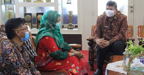 KUNJUNGAN ROMBONGAN BKKBN— Wali Kota Solok Zul Elfian menerima kunjungan rombongan kerja dari Kepala BKKBN Provinsi Sumbar.