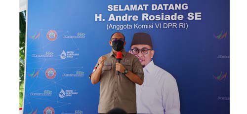 Anggota Komisi VI DPR RI Andre Rosiade langsung bertindak terkait kelangkaan solar subsidi dan panjangnya antrean di SPBU selama beberapa hari terakhir di Sumatra Barat (Sumbar). Andre Rosiade mengontak Direktur Utama PT Pertamina Nicke Widyawati untuk segera menuntaskan masalah ini.