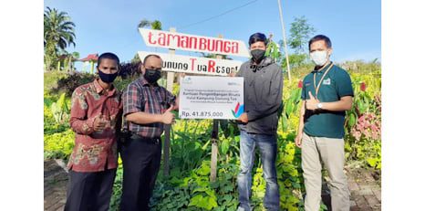 Manajer PLN Unit Layanan Pelanggan (ULP) Simpang Empat Dedi Safari dan Assistant Manajer TJSL PLN UIW Sumbar Ahmad Erwin saat memberikan bantuan kepada pihak pengelola Objek Wisata Gunung Tua Resort, Rabu (23/6) yang lalu.