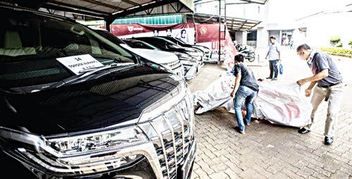 Pembelian Aset Tersangka Korupsi Asabri dan Jiwasraya Digugat 1 TUTUP—Petugas memasang penutup di dekat kendaraan sitaan milik tersangka kasus dugaan korupsi PT ASABRI (Persero) di Kantor Pusat PT ASABRI (Persero), Cawang, Jakarta, Sabtu (12/6/ 2021.