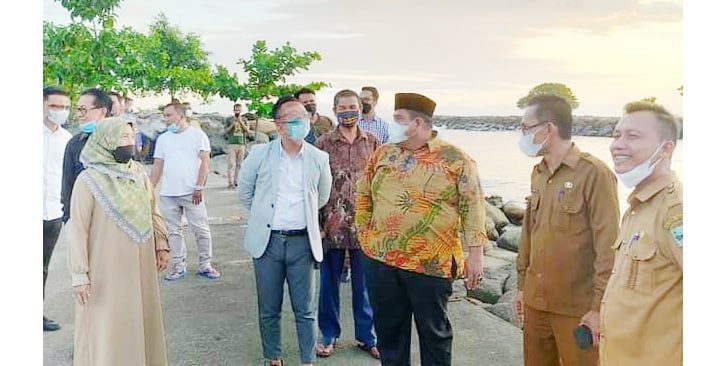 BERSAMA INVESTOR— Bupati Suhatri Bur saat bersama investor di Pantai Tiram.