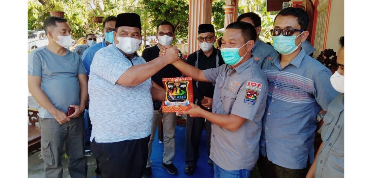 bupati saat terima cendra mata dari psf 1pajero