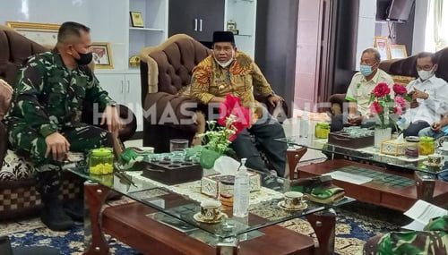 DIALOG—Suhatri Bur saat dialog dengan Danlanud Sutan Sjahrir Kolonel PNB M.R.Y. Fahlefie, S.Sos