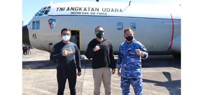 FOTO BERSAMA— Danlantamal Laksamana Pertama TNI Hargianto beserta Wagub Sumbar Audy Jonaldy disambut Danlanud Sutan Syahrir Kolonel Pnb MRY Fahlefie foto bersama dengan latar Pesawat Angkut Hercules.