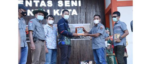 SERAHKAN—Kadis Pariwisata Pemko Pariaman Elpis Candra serahkan cendera mata.