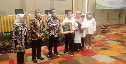 Pemprov Sumbar Optimis, Wujudkan 1 Juta Peserta BPJS Ketenagakerjaan Tahun 2021 1 SERAHKAN PENGHARGAAN— Deputi Direktur Wilayah BPJS Ketenagakerjaan Sumbar dan Riau, Pepen S Almas menyerahkan piagam penghargaan kepada Kepala Disnakertrans Provinsi Sumbar, Nasrizal, Rabu (2/6) di Kota Padang.