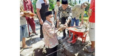 Wabup Padangpariaman Letakkan Batu Pertama Pembangunan Surau 1 Wakil Bupati (Wabup) Padangpariaman Rahmang, kemarin, meletakkan batu pertama renovasi surau banda di Korong Padang Bungo, Nagari Gadur, Kecamatan Enam Lingkung, Kabupaten Padangpariaman.