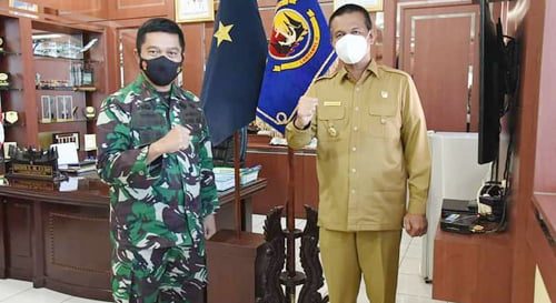 SALAM—Komandan Pangkalan Utama TNI AL (Danlantamal) II Laksamana Pertama TNI Hargianto.S.E.,M.M.,M.Si (Han) saat salam komando dengan Wako Pariaman Genius Umar.