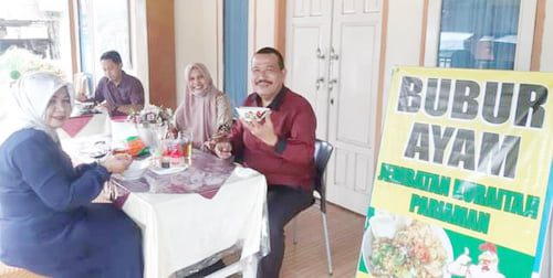 NIKMATI—Wwaako Mardison Mahyuddin saat menikmati wisata kuliner.