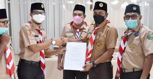 TERIMA SK—Hendri saat menerima SK.Sebagai Kwarcab 16 Pramuka  gantikan Genius Umar sebagai Kwarcab 16 Pramuka.