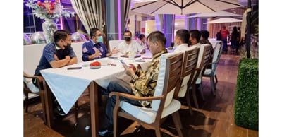 SILATURAHMI—Wali Kota Padang Hendri Septa bersilaturrahmi dengan para perantau Minang yang ada di Kota Pekanbaru, Rabu malam (23/6).