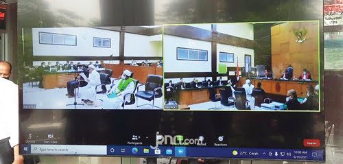 Rizieq Bandingkan Tuntutan Kasusnya dengan Perkara Ahok dan Djoko Tjandra 1 idang lanjutan kasus swab RS Ummi dengan agenda pembacaan pledoi oleh terdakwa yang tampak dari kayar yang disediakan di depan Pengadilan Negeri Jakarta Timur Kamis 10 6 2021 Copy