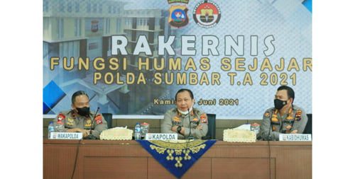 Rakernis Fungsi Humas, Kapolda Sumbar: Gelorakan Berita Positif 1 BERIKAN ARAHAN—Kapolda Sumbar Irjen Pol Toni Harmanto memberikan arahan kepada personel yang mengembang fungsi kehumasan.